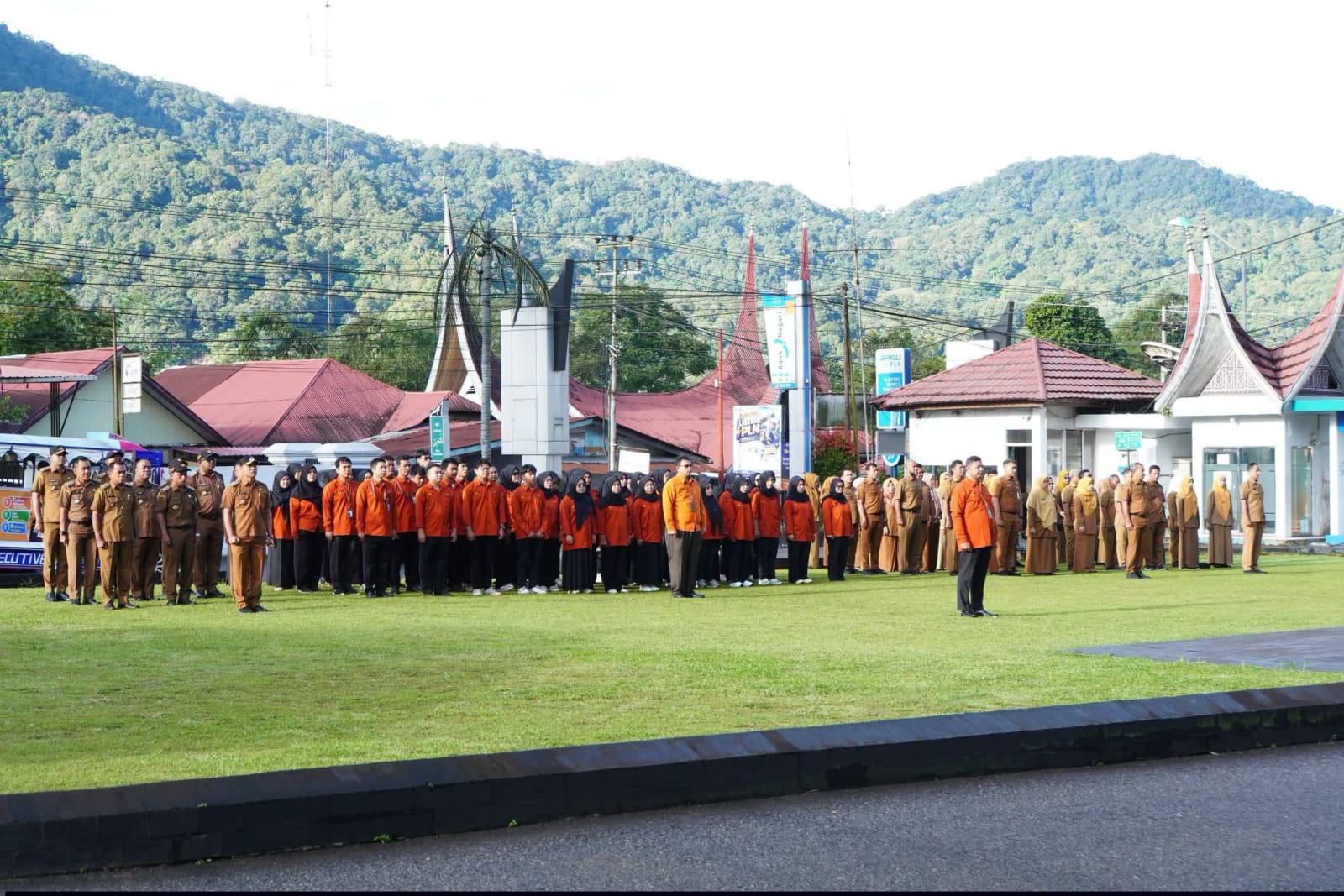Suasana peserta apel dihalaman Balaikota Padang Panjang